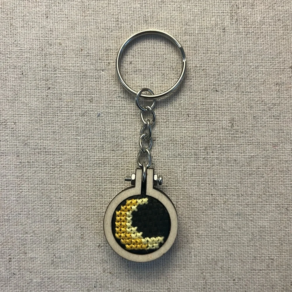 🌙 Cross Stitch Moon Keychain - Picture 4 of 5